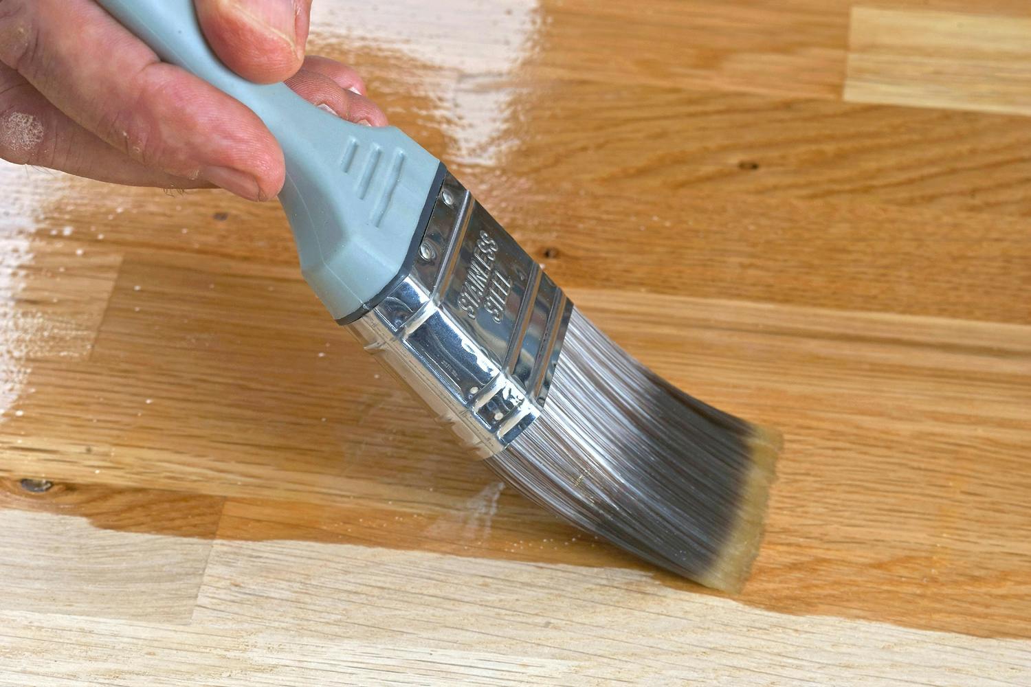 Slik beskytter du eiketre med benkeplateolje